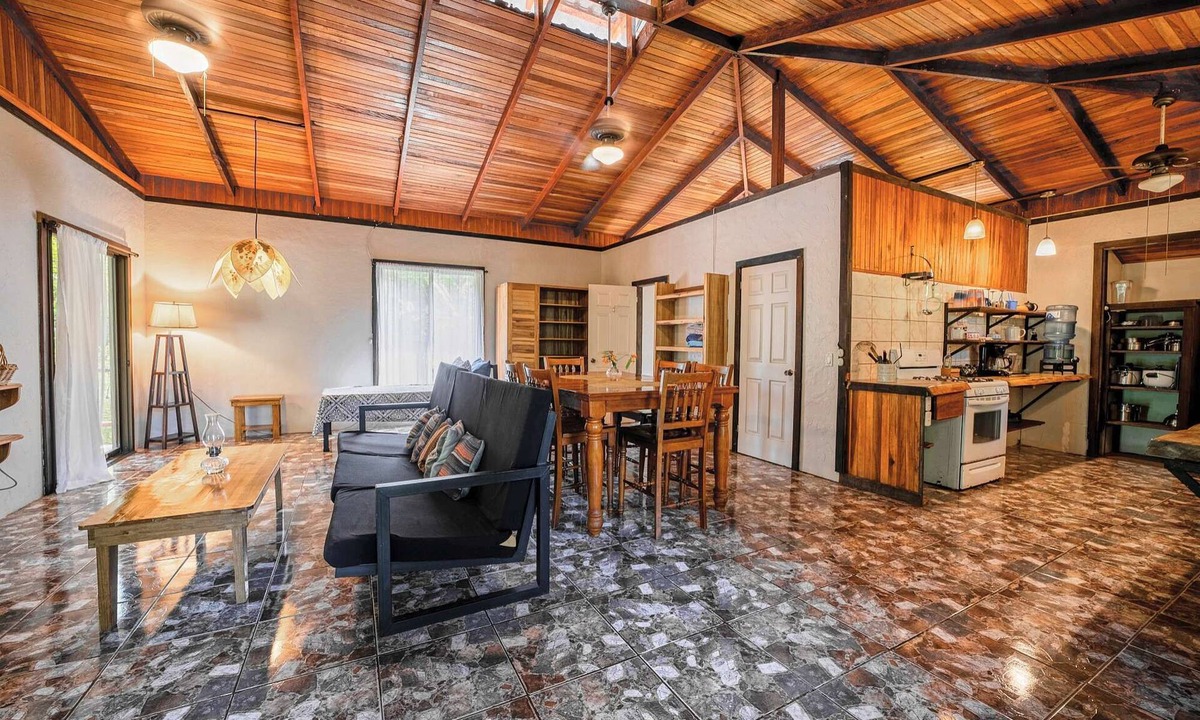 Cocles House | Spacious 2nd floor apt - a min’ walk to the beach