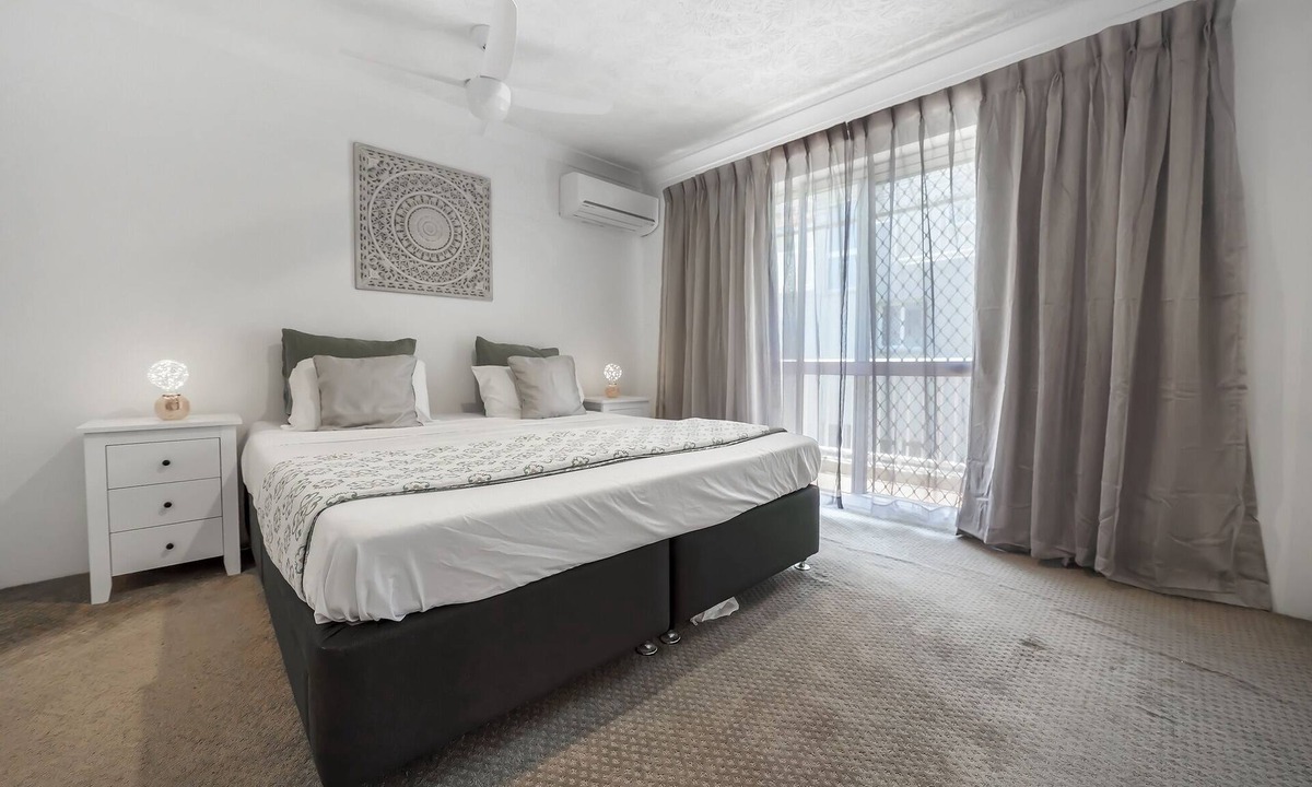 Broadbeach Apartment | Spacious 3-Bed Apartment in Broadbeach