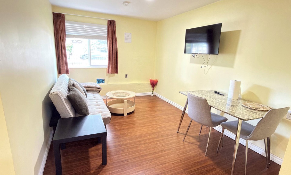 Killarney House | Spacious 3BR East Van Stay | Sleeps 6