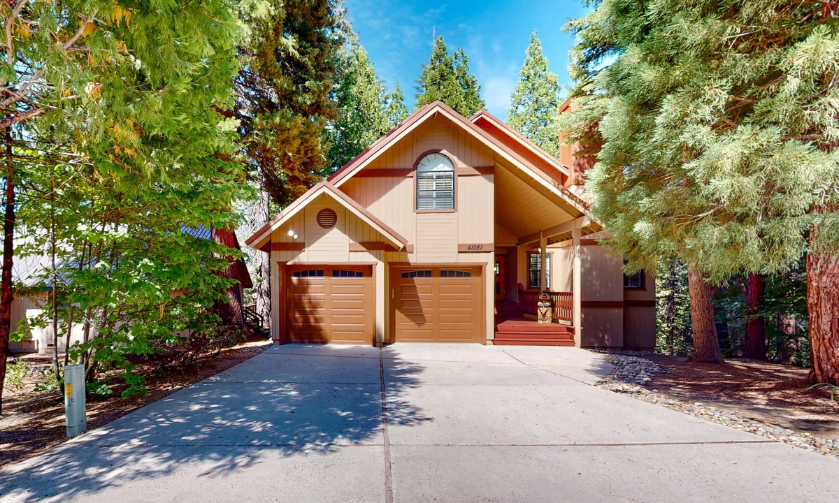 Shaver Lake Cabin | Spacious 3BR Ockenden Retreat w/Loft, W/D, & Large Deck, & Grill