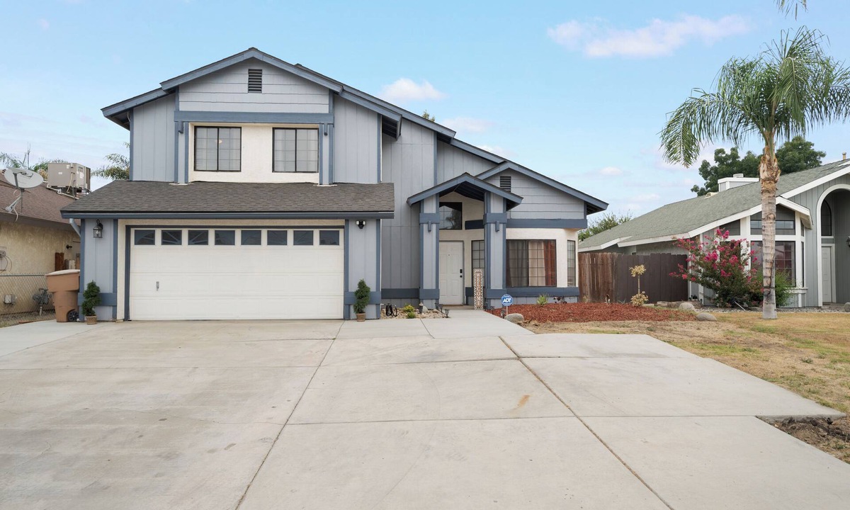 Pumpkin Center House | Spacious 4-bd 2.5bth Corporate Housing near Hwy 99 with plenty of parking
