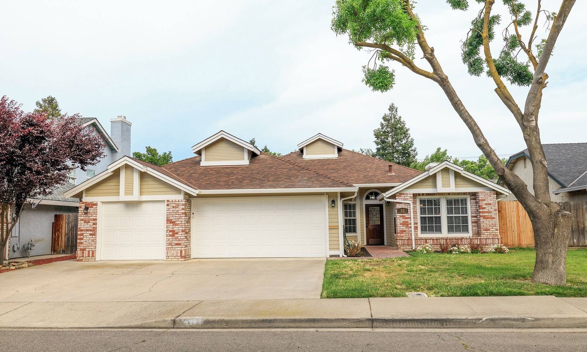 Turlock House | Spacious 4-Bedroom Retreat in a Quiet Neighborhood w/3-Car Garage