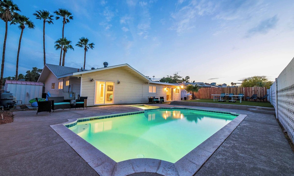 Paradise House | Spacious 5-bedroom house in Las Vegas with phenomenal yard, pool, and spa