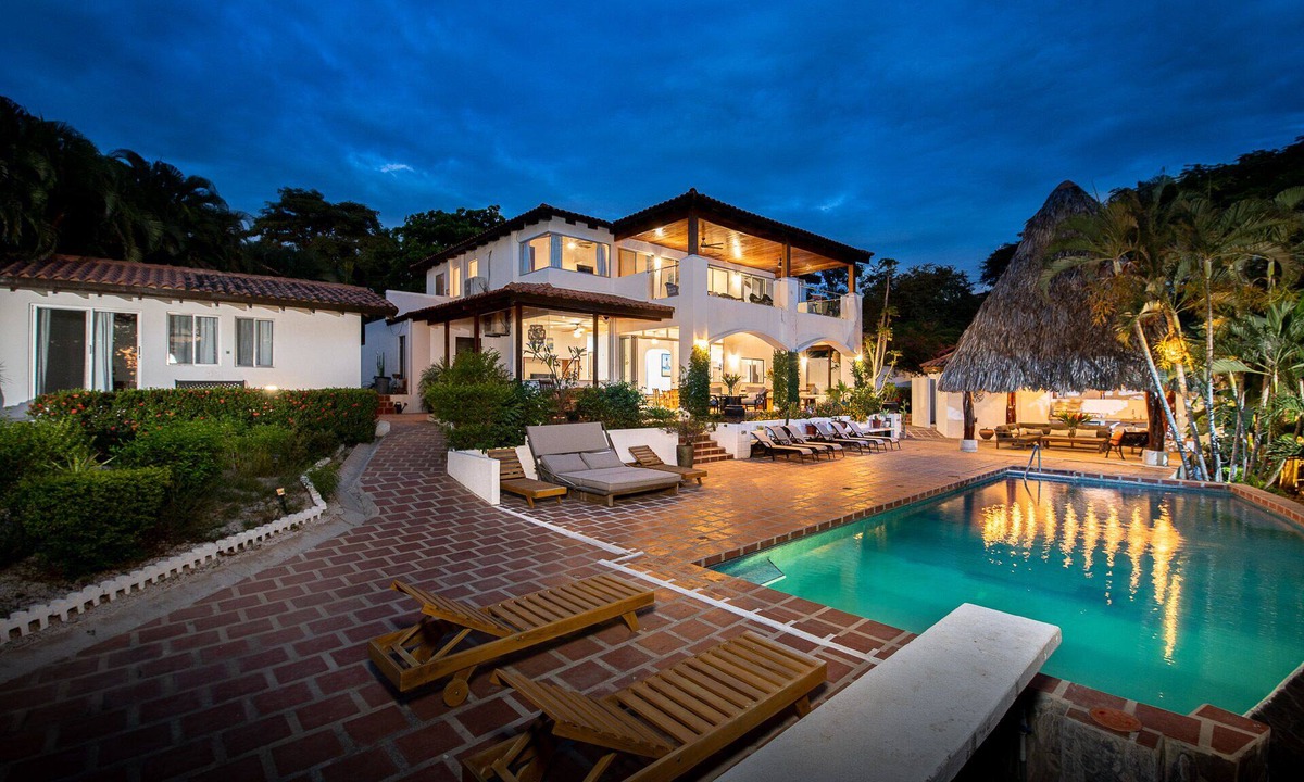Playa Langosta House | Spacious 9-10 BR Beachfront Retreat Perfect for Family Groups/Retreats/Events