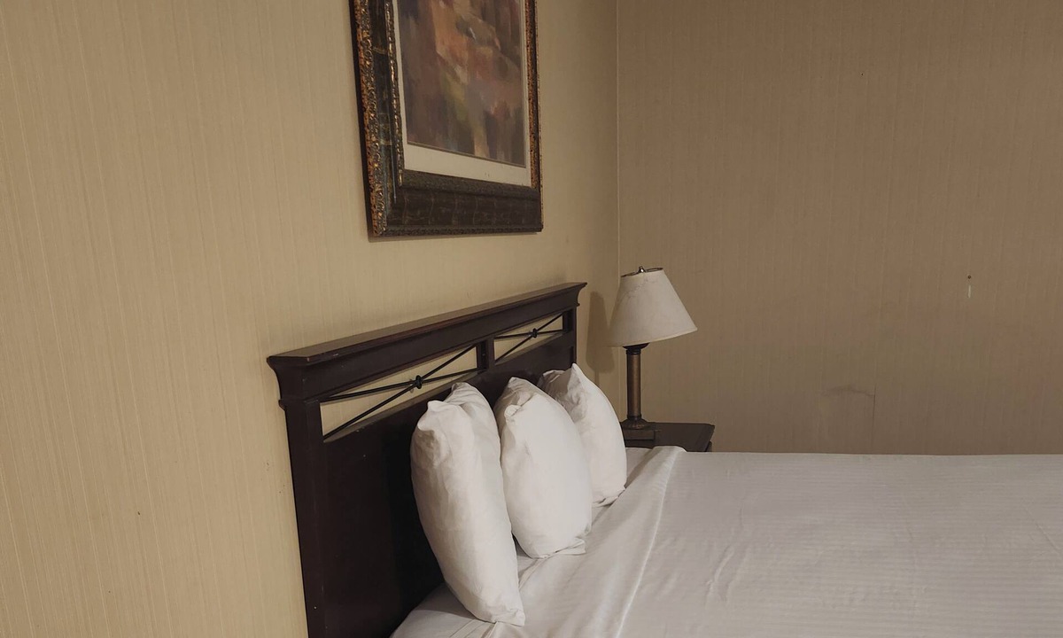 Raisin Hotel | Spacious bedroom hotel in superb Fresno with AC comfort