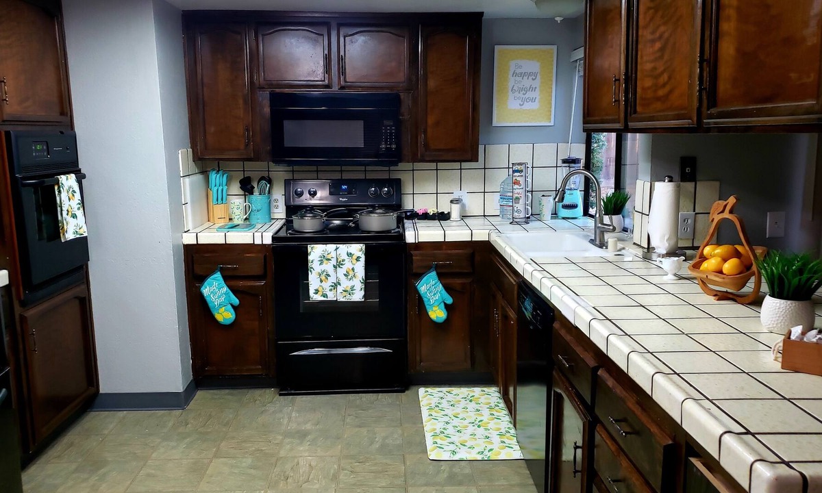 Merced House | Spacious cozy 4 bedroom 2 bath home in a quiet well established neighborhood