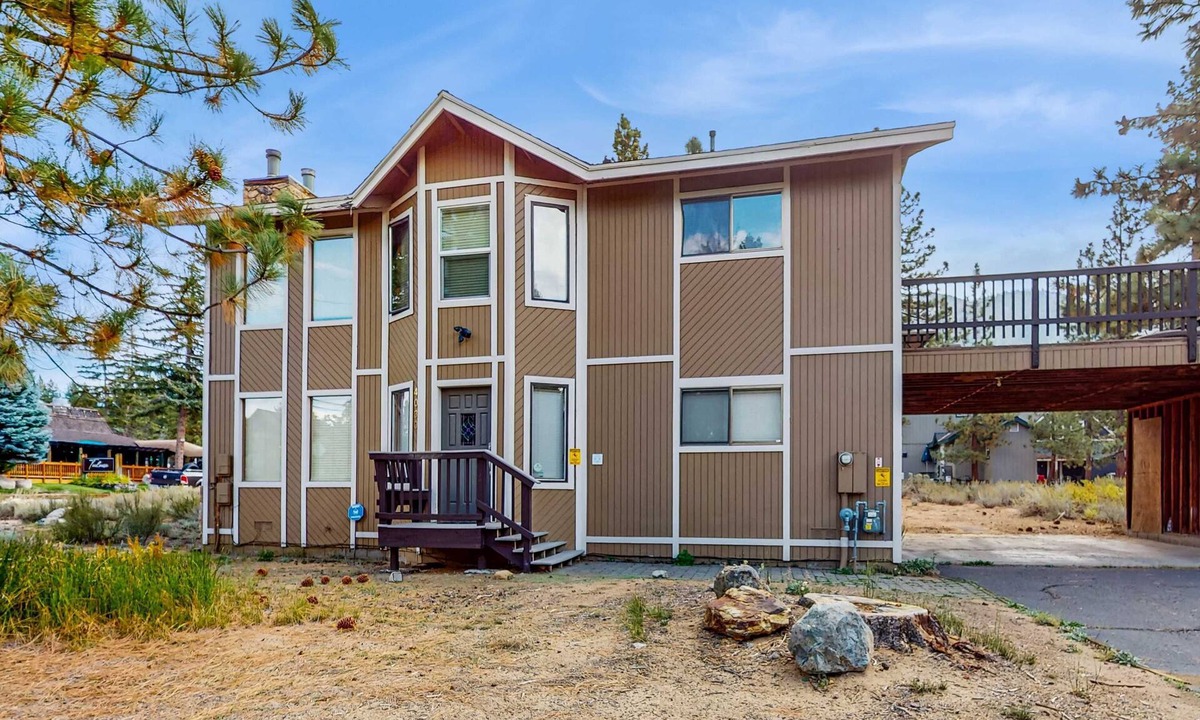 South Lake Tahoe House | Spacious home for families - walk to Heavenly & the beach