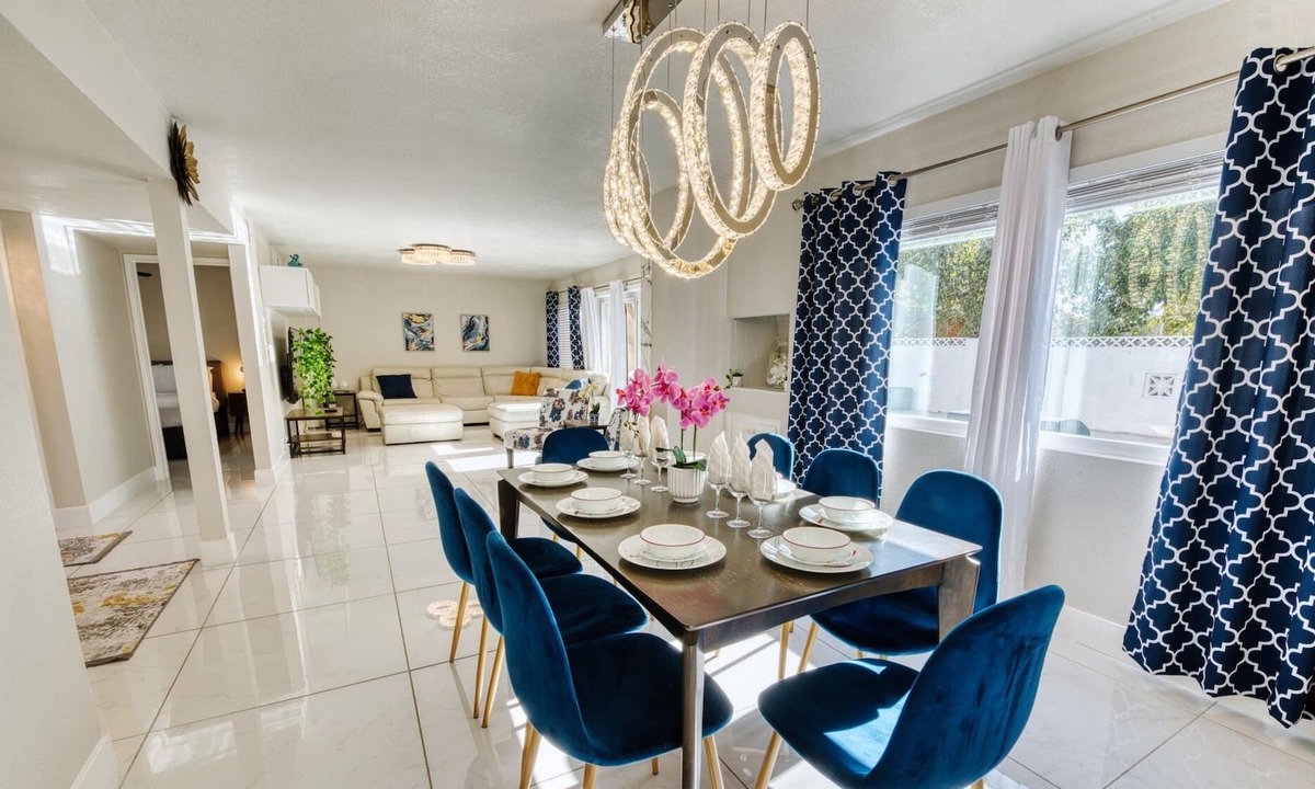 Winchester House | Spacious Luxurious Home 8 minutes from LV strip, 5bed w/ Gym, Pool, Full Kitchen