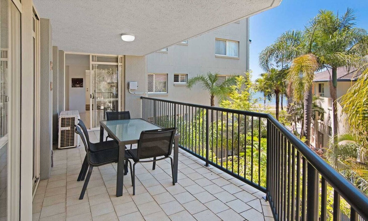 Biggera Waters Apartment | Spacious quiet airconditioned apartment right on the Broadwater near everything