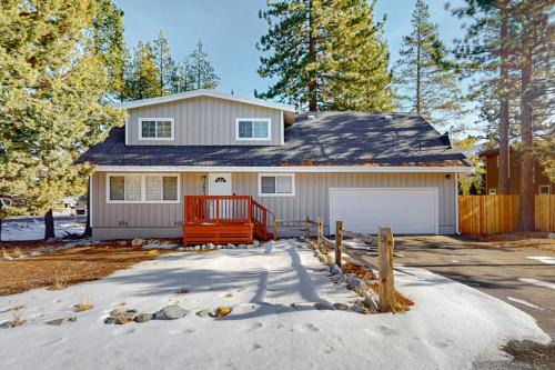 Tahoe Paradise House | Spacious rustic home with modern appliances arcade games & dog friendly
