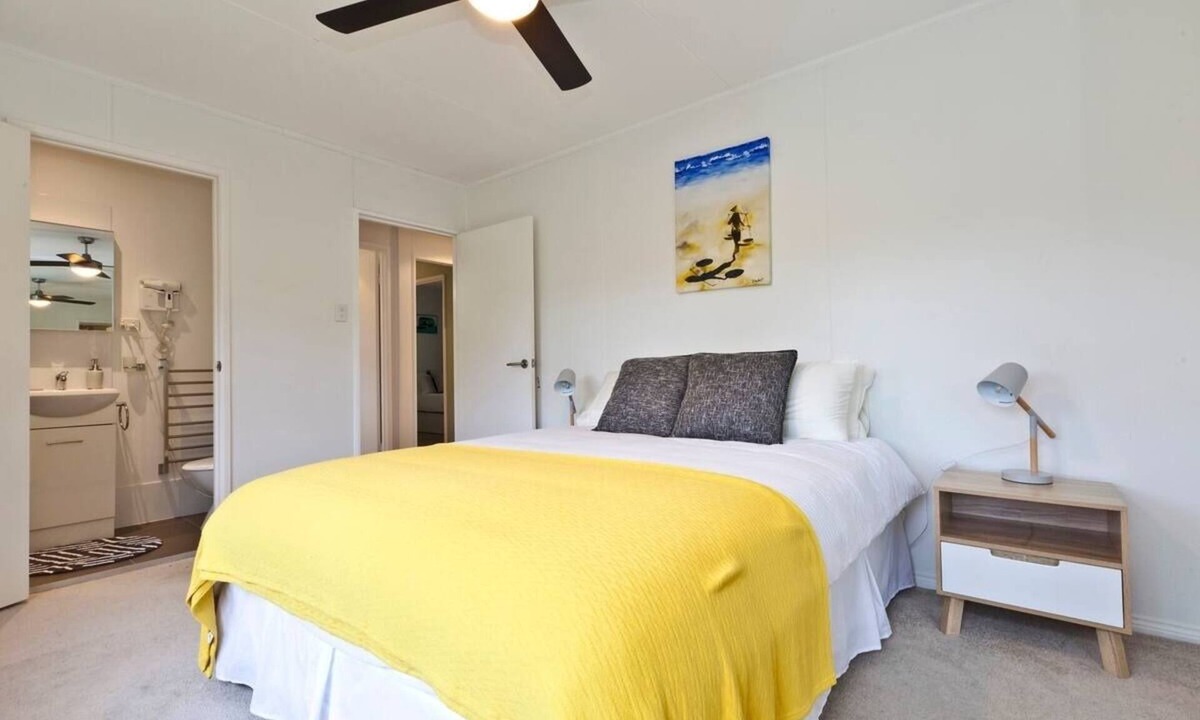 Burleigh Waters House | Spacious & Secure Family Beach Oasis