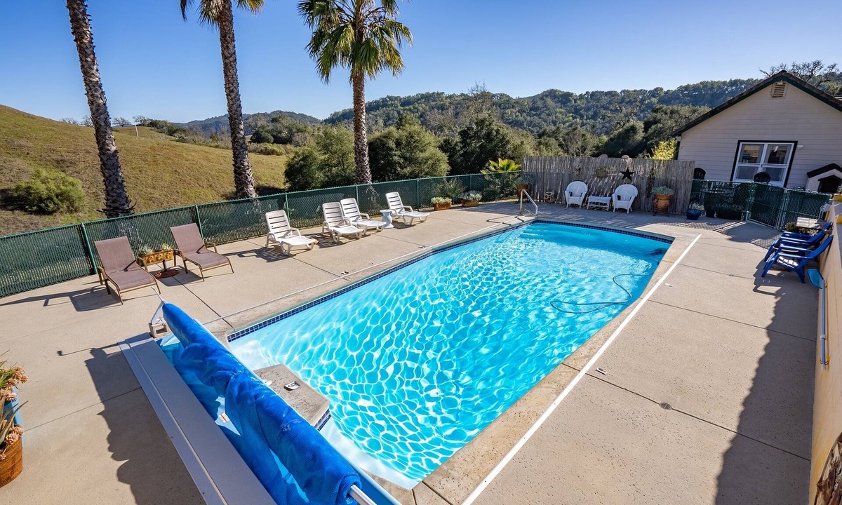Templeton House | St. Stephens Adventure-Pool, EV, Starlink & Pets!