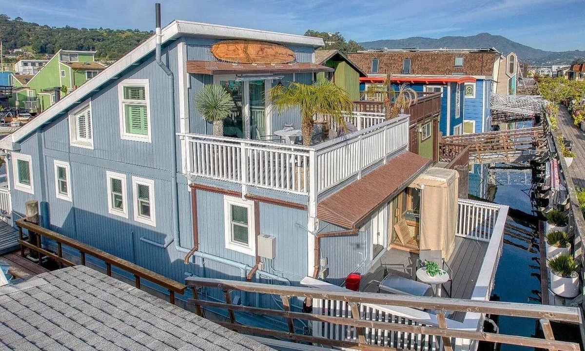 Marin City Boat Rental | Stellar Houseboat in Sausalito, Sitting on the Dock of the Bay