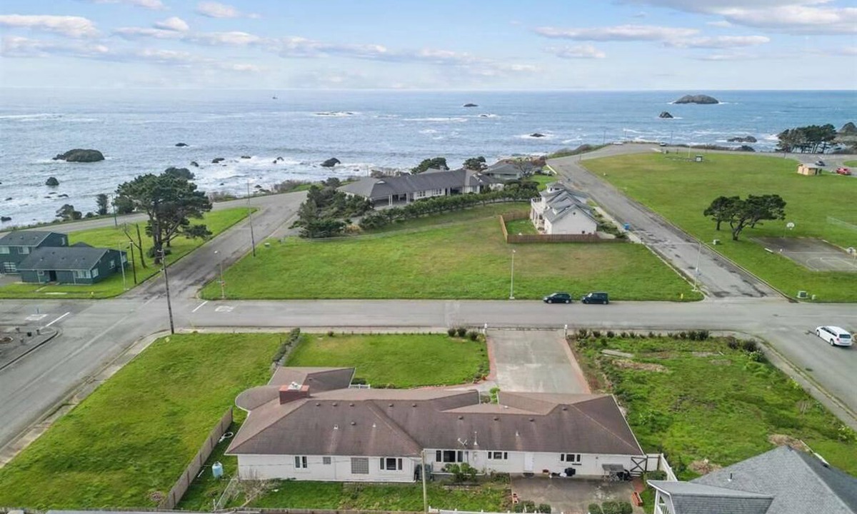 Crescent City House | Steps to beach! Pet friendly.