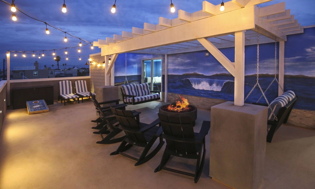 Silver Strand House | Steps to Sand: Game Room, Family Beach Retreat, 4 Ensuites, Pets OK