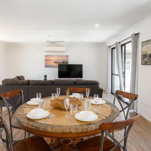 Broadbeach Waters House | Stillwater Getaway - Waterfront House with Pontoon