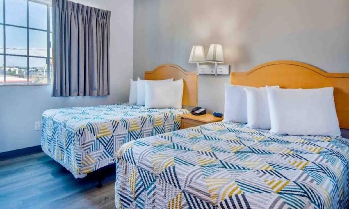 Oildale Hotel | Studio 6 Bakersfield 2 Full Beds | Smoki