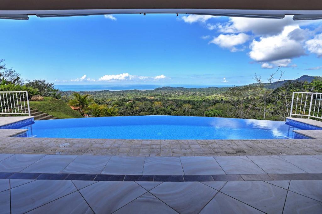 Ciudad Cortes House | Stunning ‘Casa de la Roca’ House w/Infinity Pool!