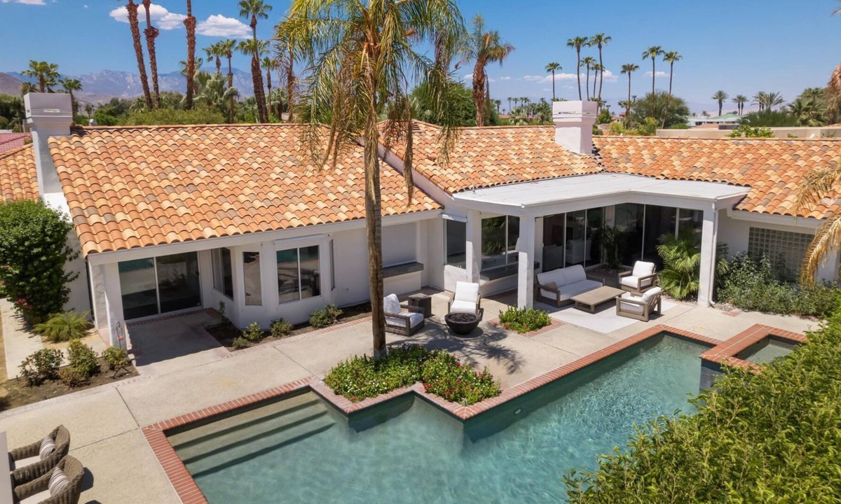 Indian Wells House | Stunning Family Sized Home in a Gated Community!