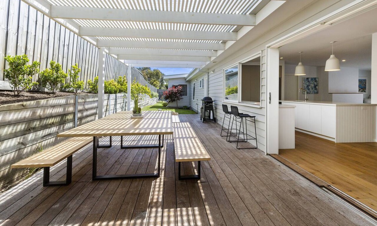 Rye House | Stunning new family home is light and fresh with a Hamptons feel (sleeps 10)