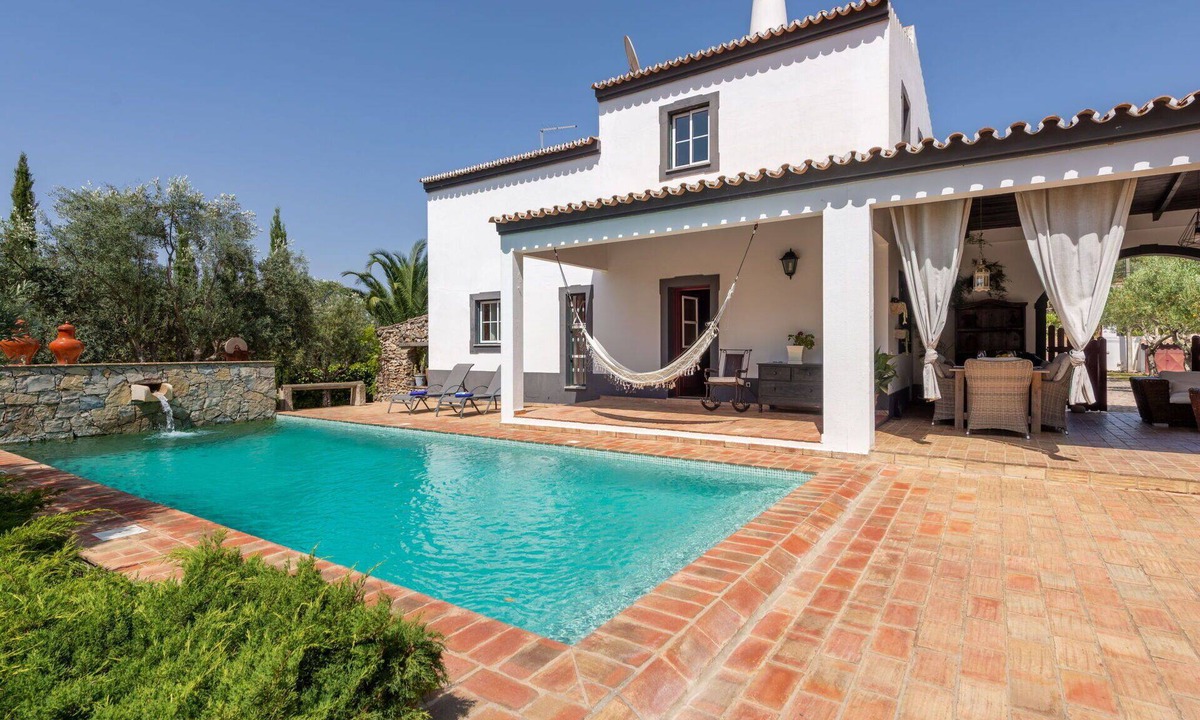 Campina House | Stunning private villa for 6 people with private pool, WIFI, TV and terrace