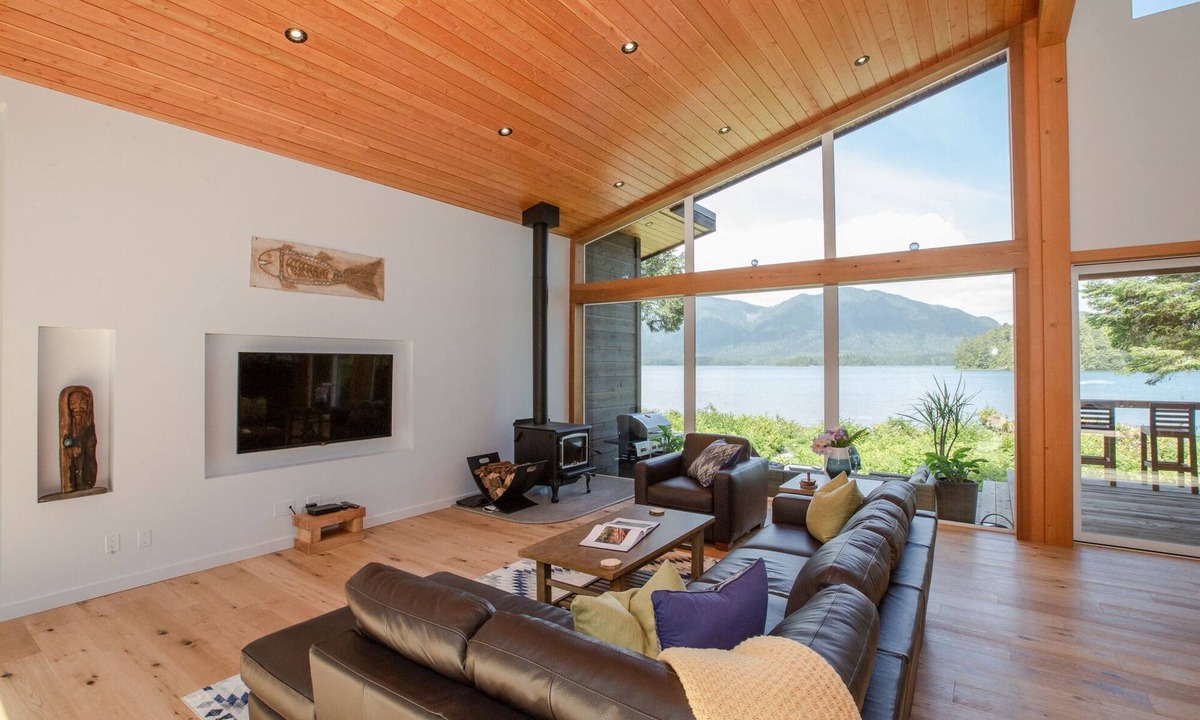 Tofino House | Stunning West Coast Waterfront Luxury Home
