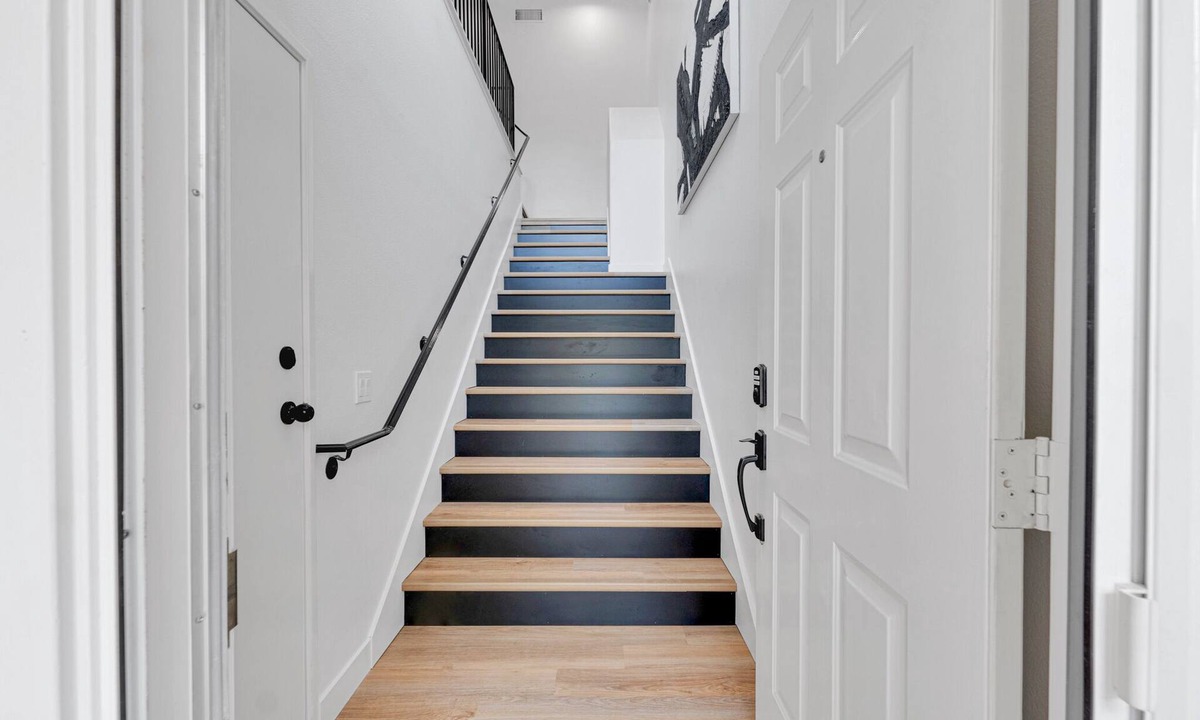 Moorpark House | Stylish 2 BD 2 BA Moorpark Home w/Attached Garage