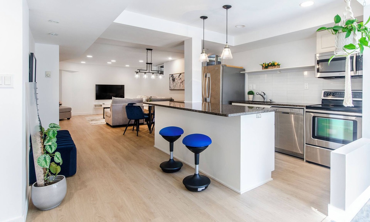 Grand Boulevard House | Stylish 2BR Retreat with a Private Yard | Family friendly | BBQ | Workspace