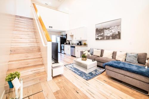 Wilshire Apartment | Stylish Loft in Hollywood Koreatown Area with Parking