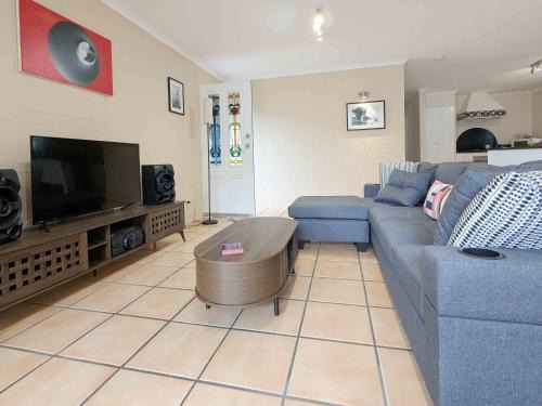 New Farm House | Stylish New Farm Retreat w Parking Walk Cafés & River
