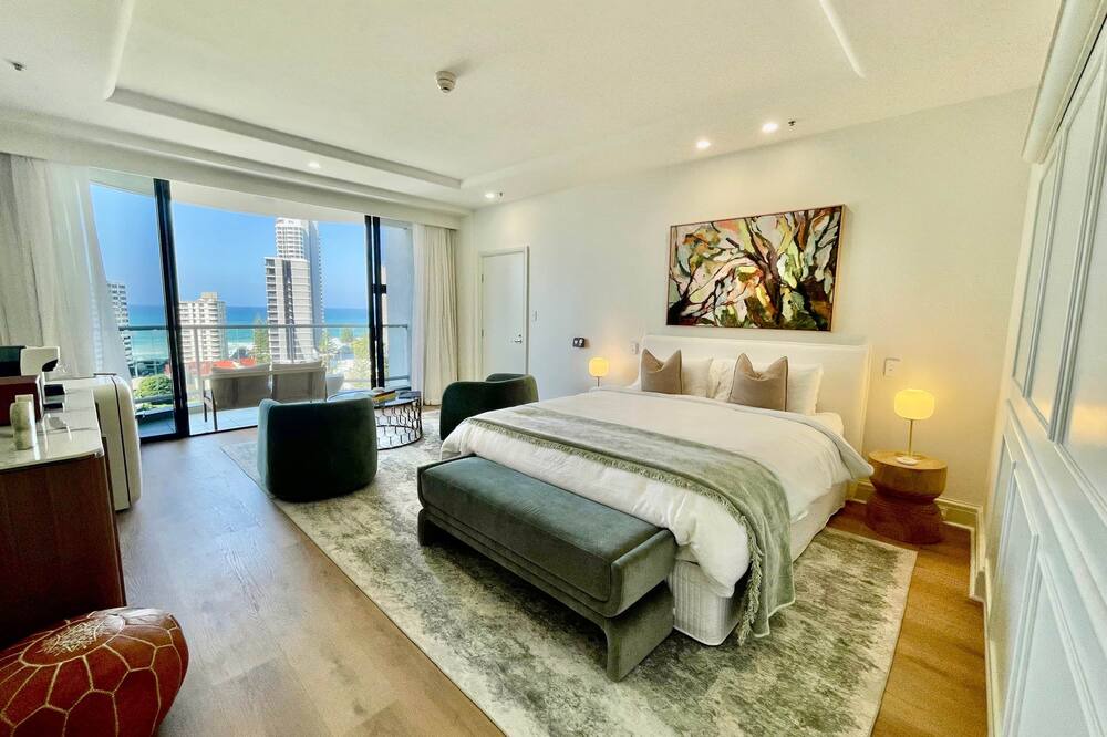 Surfers Paradise Apartment | Stylish Ocean View Room King bed with Spa