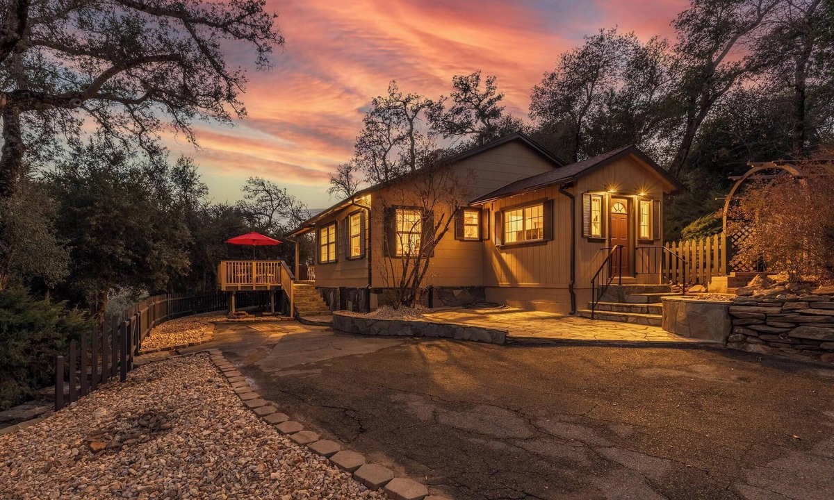 Julian Cottage | SUMMER FUN IS HERE! WALK TO JULIAN FREE HIGH-SPEED INTERNET.