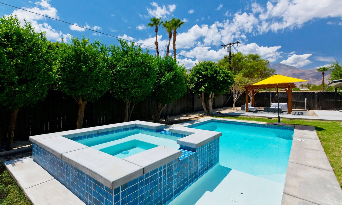 Palm Springs House | Summer Sale! Pristine Salt pool, EV charger!