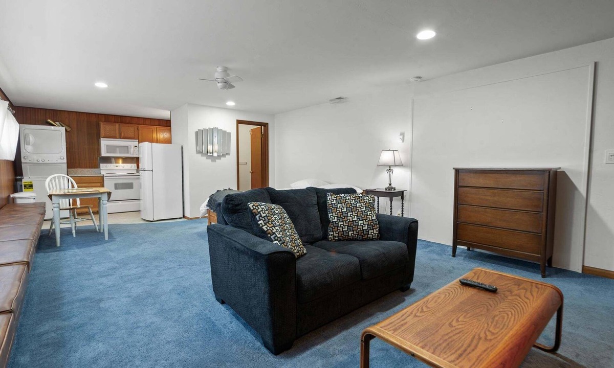 Friendly Condo | Sunflower Studio - 7 Minutes To Uo & 4 Minutes To Downtown 1 Bedroom Studio