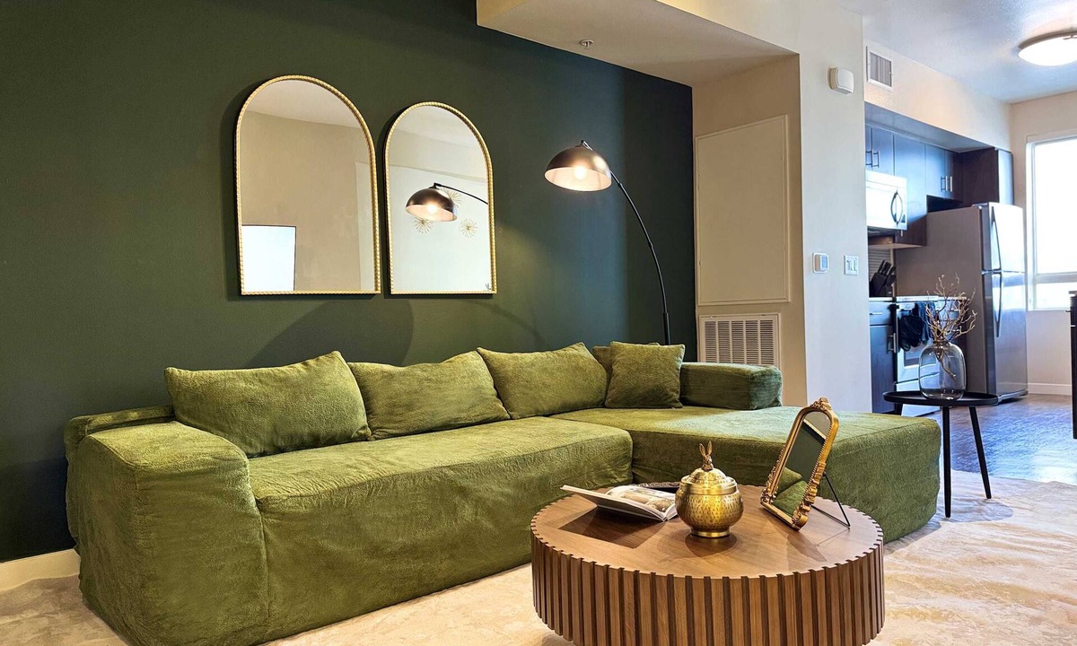 Mid-Wilshire Apartment | Sunlit Retreat 10 Min from Disneyland With Pool & GYM