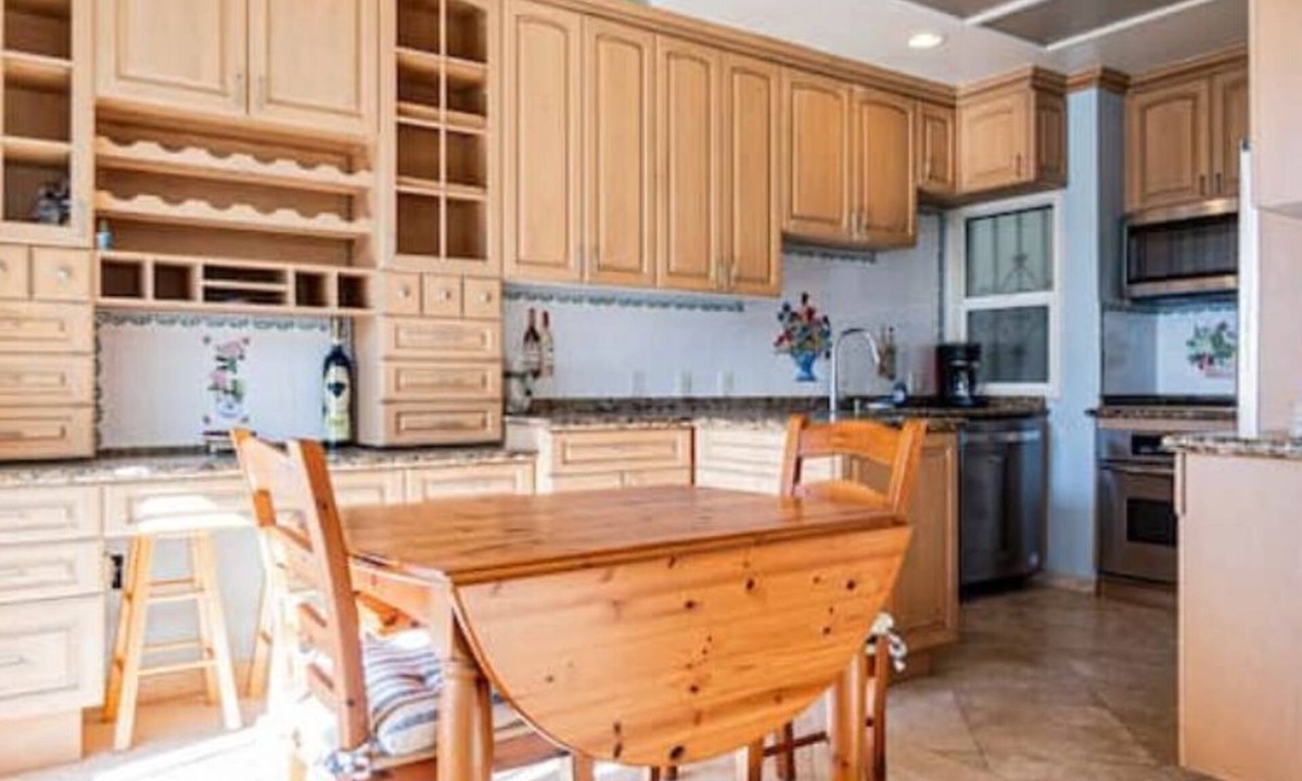 El Porto House | Sunny Beach Home, Walk to town