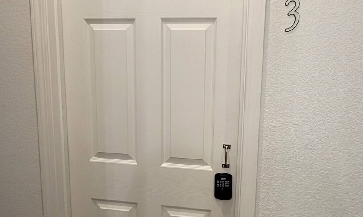 Roosevelt Apartment | Sunnyside Doors Room 3