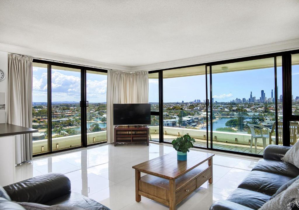 Mermaid Waters Apartment | Supa Sized 3 bedroom 2 bath