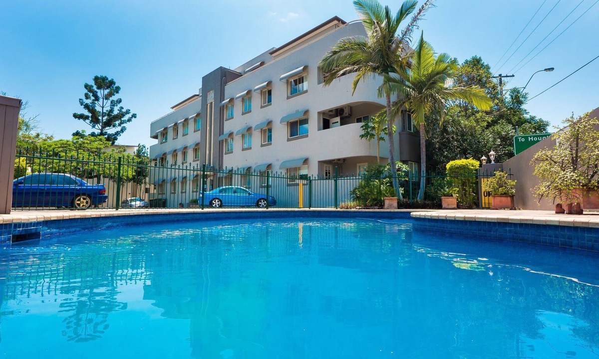Clayfield Apartment | Superior 2-bedroom at Hampton Court Apartments