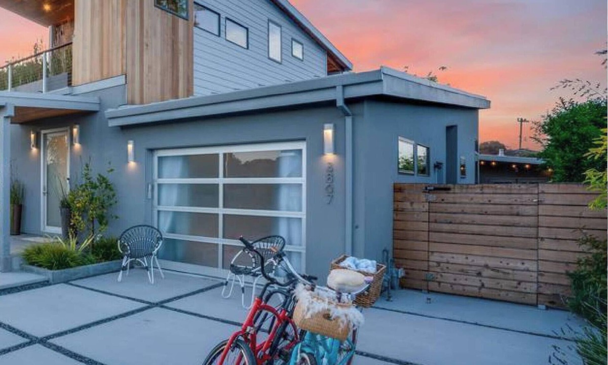 Live Oak House | Surf Loft just blocks from Pleasure Point!