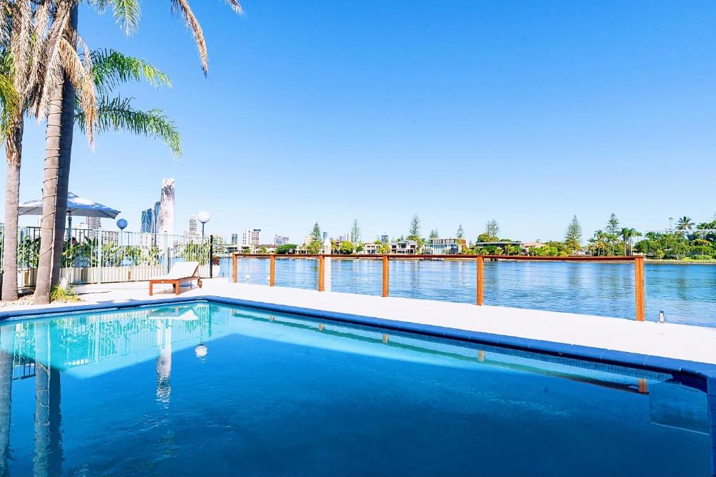 Surfers Paradise Villa | Surfers Paradise Unique 7-Bedrooms Waterfront Holiday Home