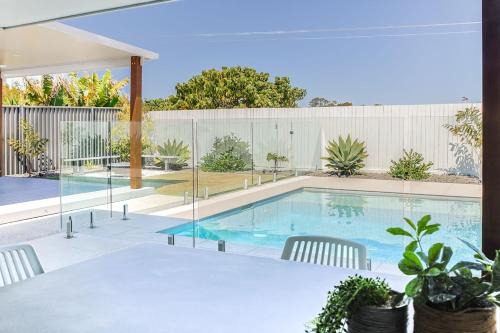 Mudjimba House | Surfrider Hideaway - steps to beach