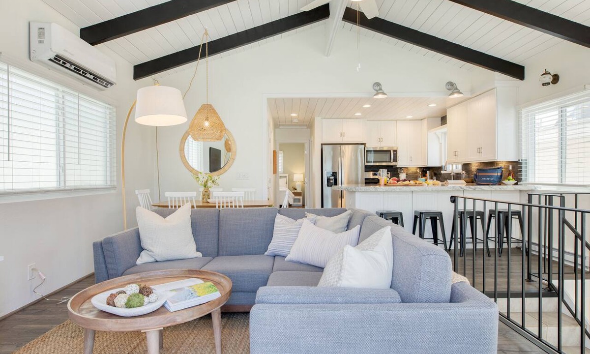 West Newport Apartment | Surfrider II by AvantStay | Walk to the Beach + Balcony