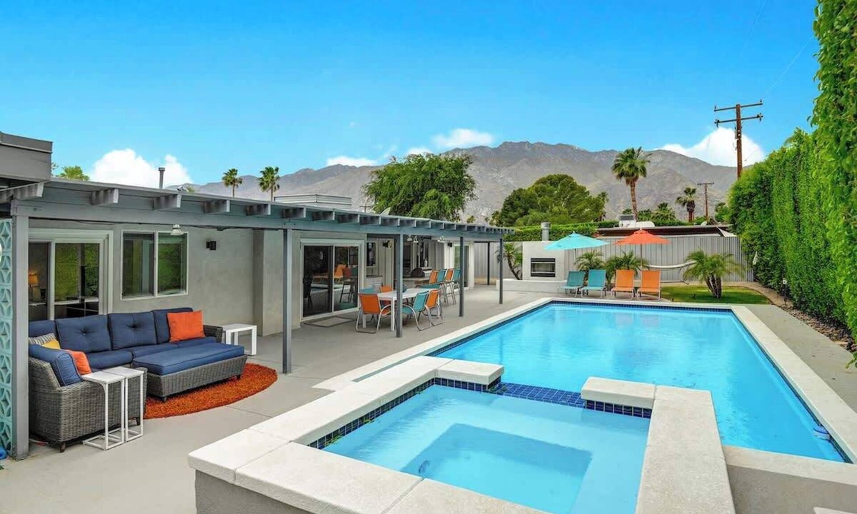 Sunrise Vista Chino House | Teal and Tangerine Retreat - Movie Colony East - 5 mins to downtown, perfect 3 bedroom, 3 bath, Pool, Spa & Casita