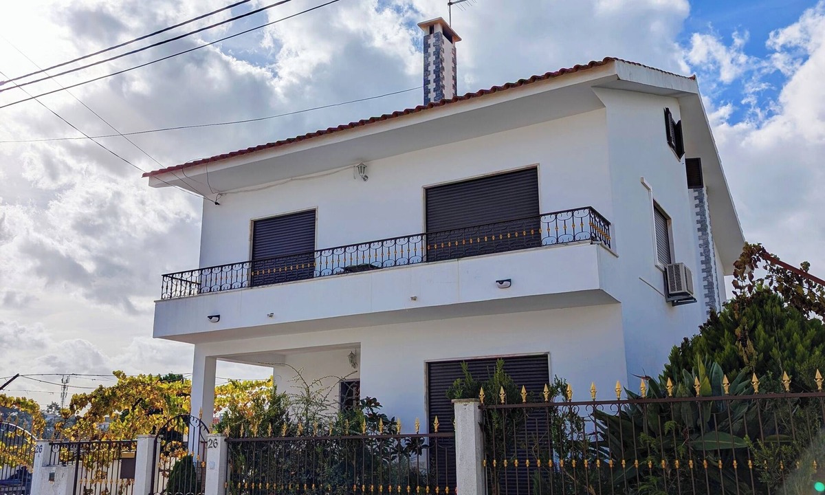 Charneca de Caparica e Sobreda House | Terraço 26 Villa - Large 8BR Sleeps 22 w/Garden & Terrace near Lisbon & Beaches