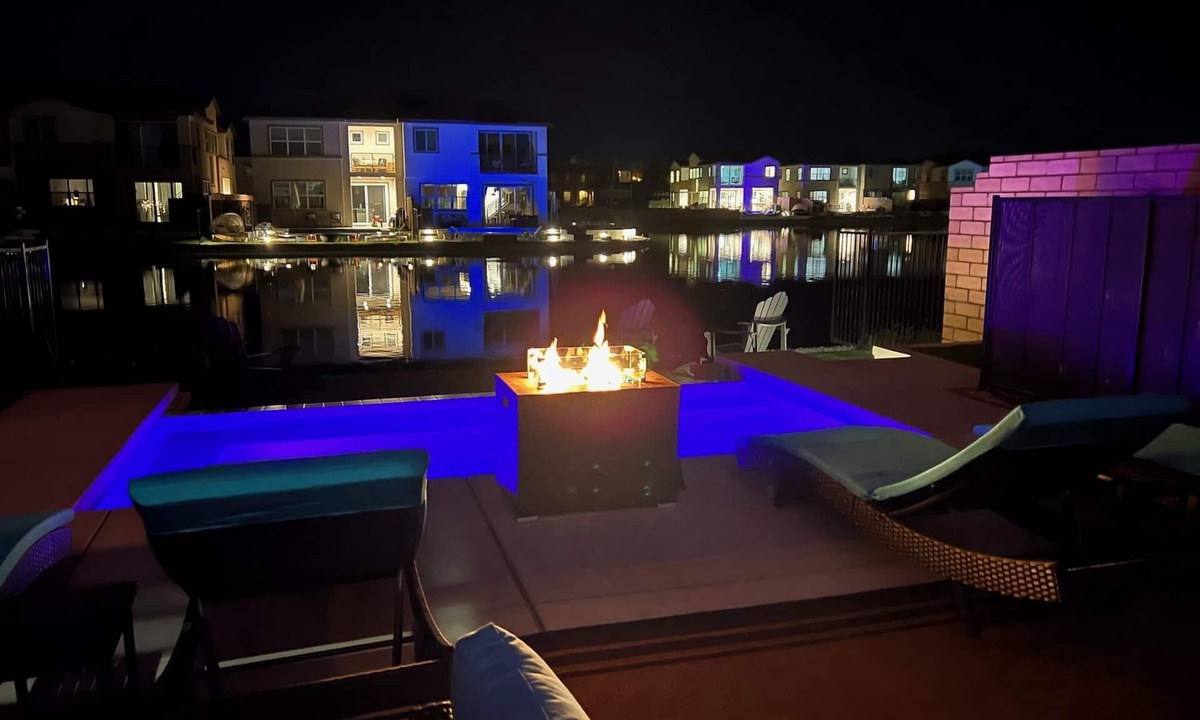 Terra Lago House | Terra Lago Maison. Lake front property with infinity pool or spa