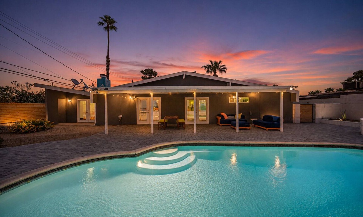 Las Vegas House | 𝜗 Paradise Palms, a Mid Century Oasis near STRIP