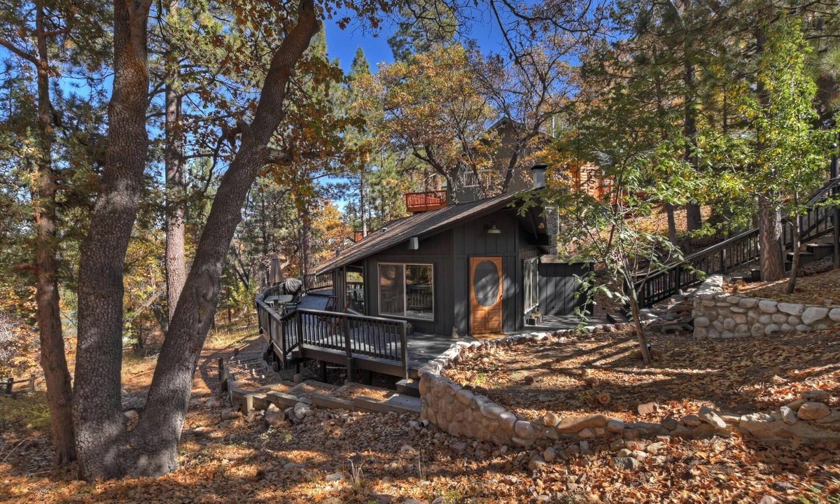 Upper Moonridge Cabin | The Cosmic Cabin By Destination Big Bear:Modern Mid-Century! Pet Friendly! AC Unit! Fenced Yard! Wrap Around Deck!