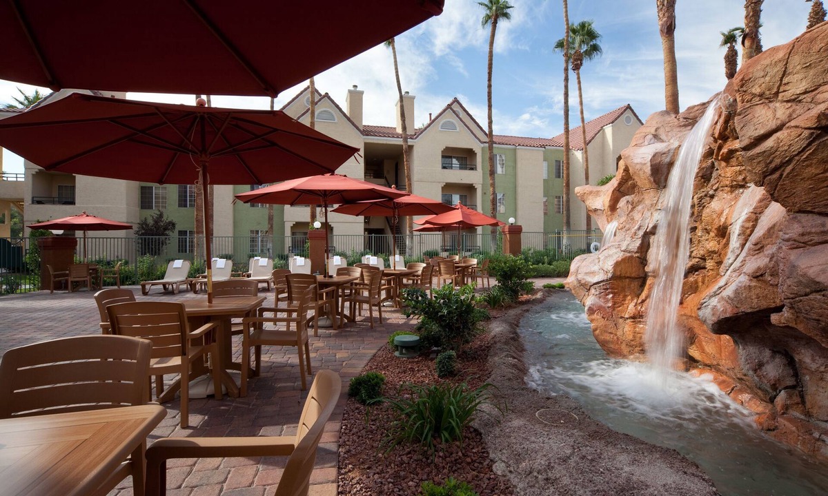Las Vegas Villa | The desert club resort offers the best of both worlds.