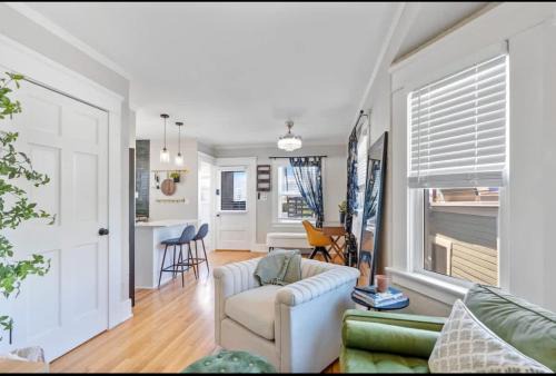 Golden Hill Apartment | The Downtown Carraige Flat